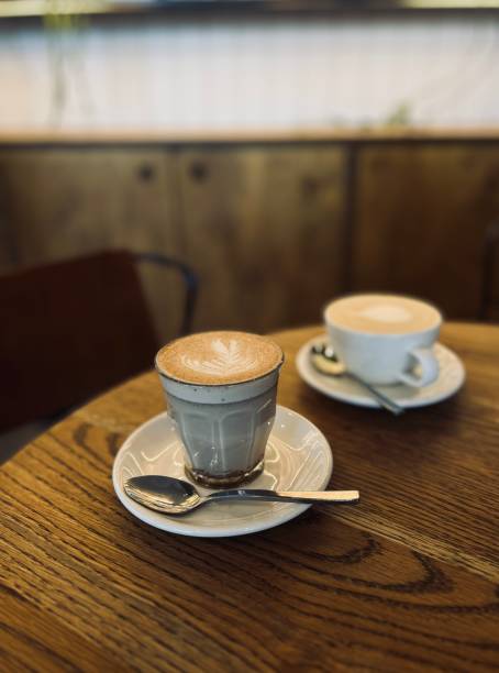 chai latte w białej kawiarni z filiżankami - czaj zdjęcia i obrazy z banku zdjęć