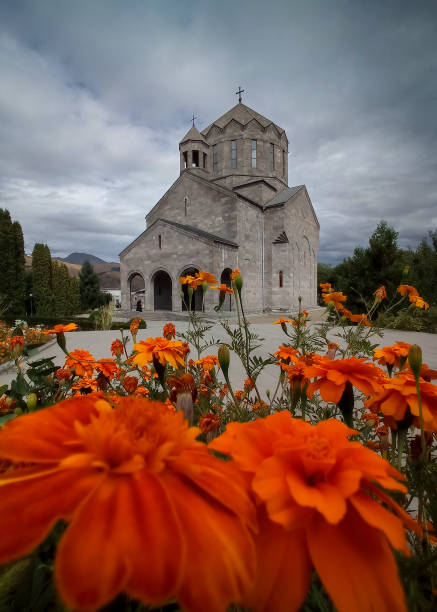 святой grigor narekatsi церковь vanadzor, армения - stone cross pilgrimage bench стоковые фото и изображения