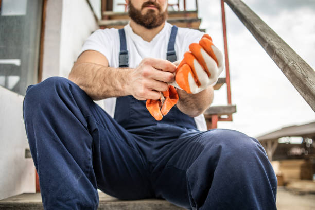 istock Worker in a warehouse of construction materials 1433207912
