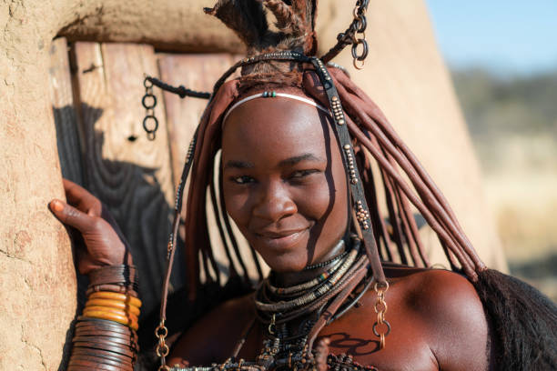 junge himba-frau im traditionellen stil, namibia, afrika - afrikanischer volksstamm stock-fotos und bilder