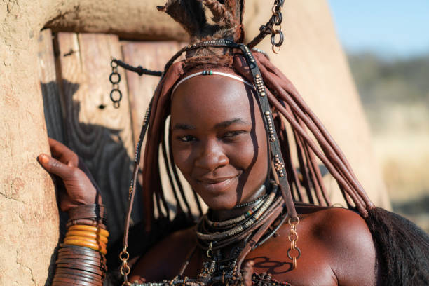 młoda kobieta himba ubrana w tradycyjnym stylu, namibia, afryka - african tribal culture zdjęcia i obrazy z banku zdjęć