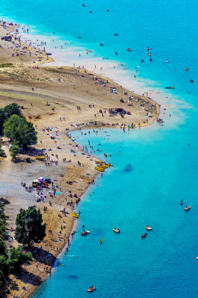 francja. gorges du verdon. turyści nad jeziorem sainte croix - verdon river france beach people zdjęcia i obrazy z banku zdjęć