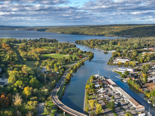 vista aérea de la tarde de otoño de ithaca nueva york. - commons fotografías e imágenes de stock