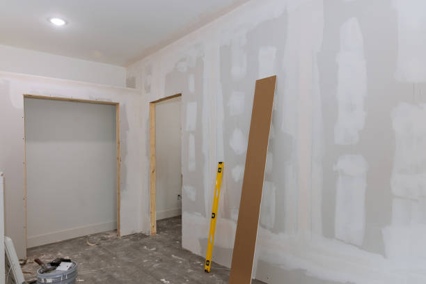 새로 건설 된 주택 건설의 일환으로 석고와 건식 벽체가 완성되었으며 이제 그림을 그릴 준비가되었습니다. - plasterboard plaster repairing putty 뉴스 사진 이미지