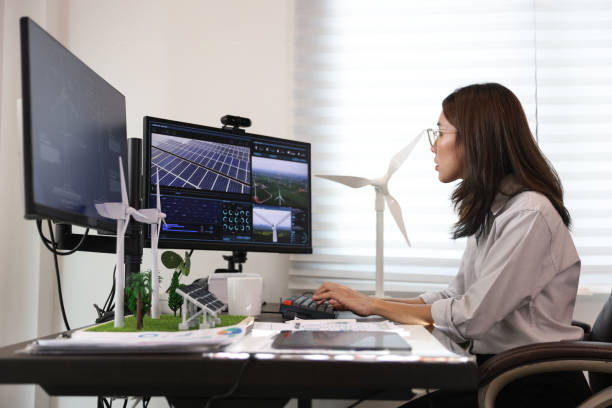 초상화 아름다운 아시아 여성은 풍력 터빈과 태양 전지판, 태양 전지의 모형과 컴퓨터에 일한다. 재생 가능 에너지 지속 가능성 개념. 전기를 위한 기치 덮개 디자인. - panel dicussion 뉴스 사진 이미지