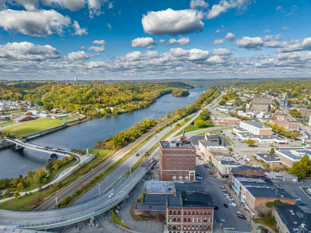 vista aérea de la tarde de otoño de la ciudad de ámsterdam, nueva york. - mohawk river fotos fotografías e imágenes de stock