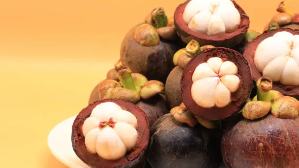 Photo of Peeled mangosteen and some pieces are still not cut placed in several dishes