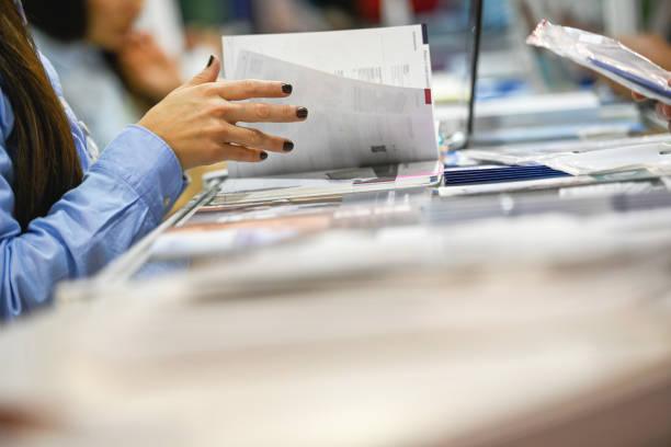 salesperson reading the manual - sales clerk store manual worker retail imagens e fotografias de stock