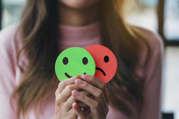 mãos de mulher segurando rosto triste escondendo ou atrás de rosto sorridente feliz, bipolar e depressão, conceito de saúde mental, personalidade, mudança de humor, terapia curando conceito split. - behavior - fotografias e filmes do acervo