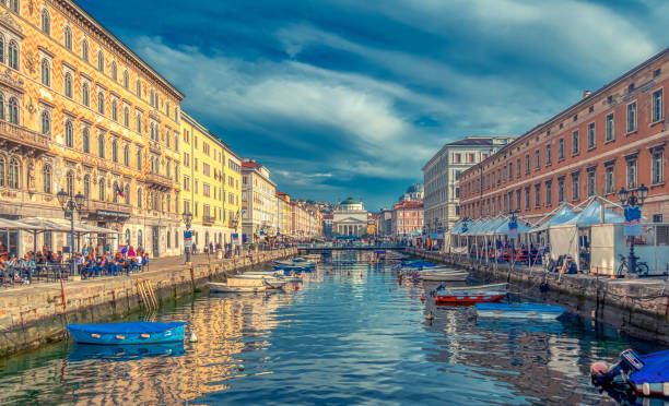 trieste, italie. 8 octobre 2022. la vie citadine sur le grand canal avec la piazza st antonio et l’église néoclassique du même nom en arrière-plan - trieste photos et images de collection