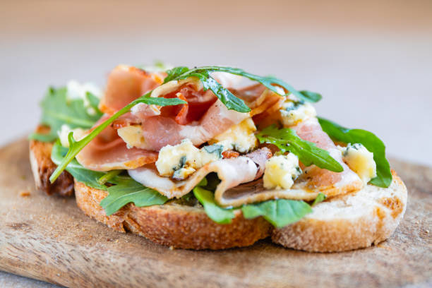 istock Toast with bacon, fresh arugula and blue cheese. 1433295704