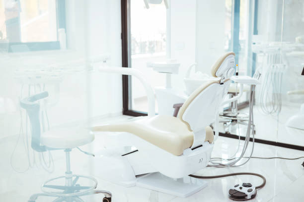 interieur der neuen modernen zahnklinikpraxis mit stuhl - zahnarztpraxis stock-fotos und bilder