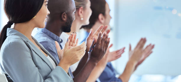 motivazione, innovazione e sostegno alla comunità applaudendo i lavoratori a una conferenza o presentazione. applausi di squadra diversi, applausi e ispirazione in un seminario di formazione o in una riunione, pubblico positivo - battere le mani foto e immagini stock