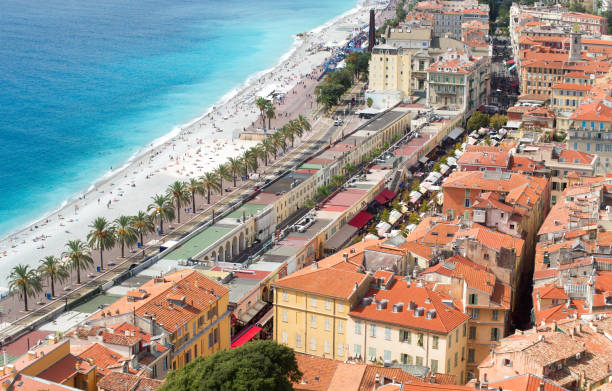 luftaufnahme der stadt, des strandes und der promenade des anglais in nizza stadt an der französischen riviera. - city of nice france french riviera promenade des anglais stock-fotos und bilder