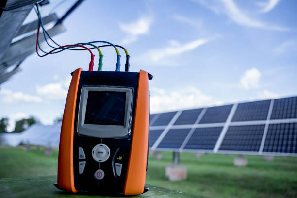 il set di controllo delle prestazioni per verifica che ogni pannello solare funzioni alla massima efficienza. energia alternativa per conservare l'energia del mondo. idea di modulo fotovoltaico per la produzione di energia pulita - climate invention energy tide foto e immagini stock