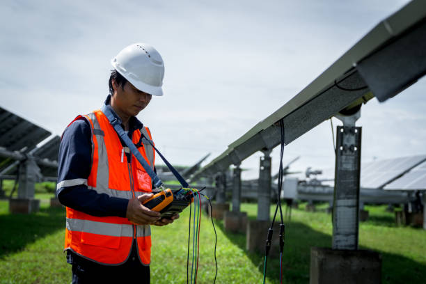 gli ingegneri stanno controllando i pannelli solari con un controllo delle prestazioni per verificare che ogni pannello solare funzioni alla massima efficienza. energia alternativa per conservare l'energia del mondo. business rinnovabile - climate invention energy tide foto e immagini stock