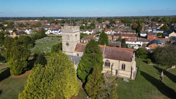 vista aérea da igreja de st. laurence em winslow, em buckinghamshire, sob a luz do sol - buckinghamshire - fotografias e filmes do acervo