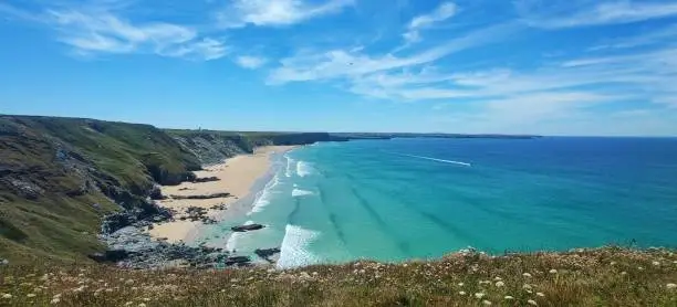 Photo of Panoramic shot of the Watergate Bay under the blue clouded sky in Cornwall, United Kingdom
