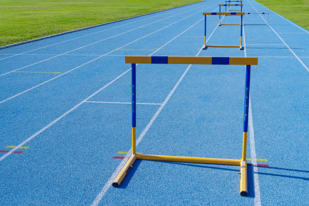 барьеры на спортивной беговой дорожке - hurdle sports track track and field playing field стоковые фото и изображения