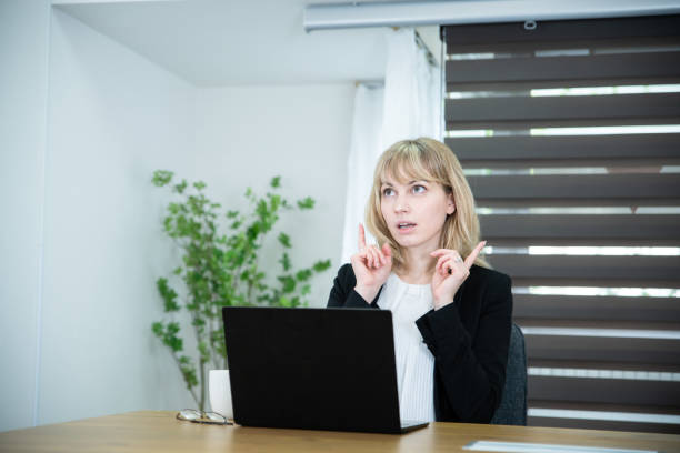 istock An office worker lady had an idea at the desk 1433364954