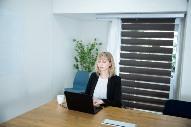 istock An office worker lady at the desk 1433366368