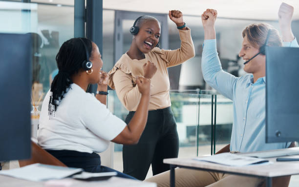 ganador, éxito o call center trabajo en equipo en contacto con la oficina con mujeres u hombres diversidad animando el trato con el cliente. atención al cliente, consultoría o comunicación crm personas con celebración feliz o wow - cheering business three people teamwork fotografías e imágenes de stock