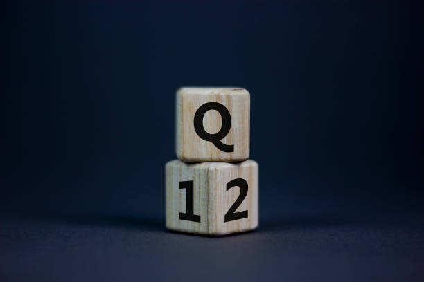 第1四半期から第2四半期のシンボル。木の立方体を回し、「q1」を「q2」に変更しました。美しい灰色のテーブル、灰色の背景。ビジネス、幸せな第2四半期第2四半期のコンセプト、コピース� - q1 ストックフォトと画像