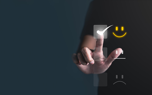 Hombre de negocios presionando emoticono de cara sonriente en pantalla táctil virtual. mejor calificación positiva, concepto de evaluación de servicio al cliente. revisión de calidad, encuesta de retroalimentación, desempeño de marketing, satisfacci� photo