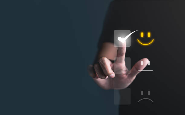 empresário pressionando emoticon rosto sorridente na tela de toque virtual. melhor avaliação positiva, conceito de avaliação de atendimento ao cliente. revisão de qualidade, pesquisa de feedback, desempenho de marketing, usuário de satisfação. - comparison examining questionnaire internet - fotografias e filmes do acervo