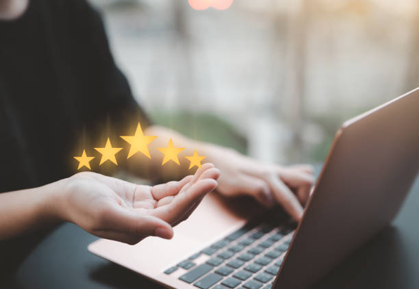 mujeres clientes sosteniendo las estrellas para completar cinco estrellas. con espacio de copia. dando una calificación de cinco estrellas. calificación del servicio, concepto de satisfacción. voto de los clientes de la mejor calidad, - impressum fotografías e imágenes de stock