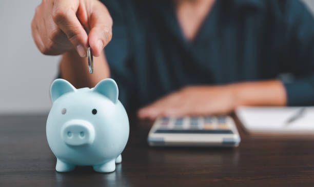 saving investment banking finance concept. stack of coins with piggy bank on the table. growth of loan and investment business idea. asset management, funds, liabilities, deposits, income, successful. - investering stockfoto's en -beelden