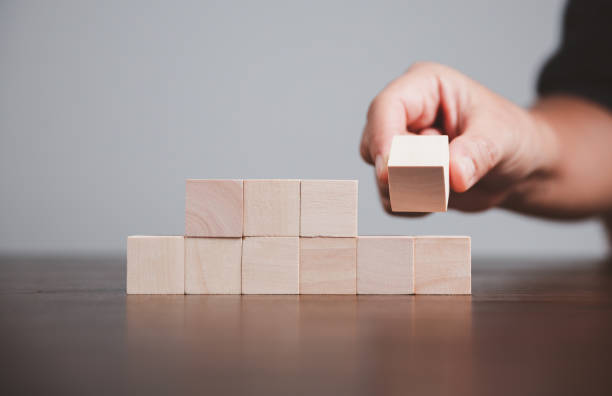 コピースペースで背景に使用するための空白の木製キューブまたは木製ブロックオブジェクト。ビジネス教育戦略の成功のコンセプトアイコンシンボルを挿入するための円または正方形のボ� - つみき ストックフォトと画像