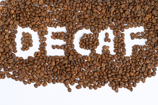 La inscripción entre los granos de café es café sin cafeína. photo