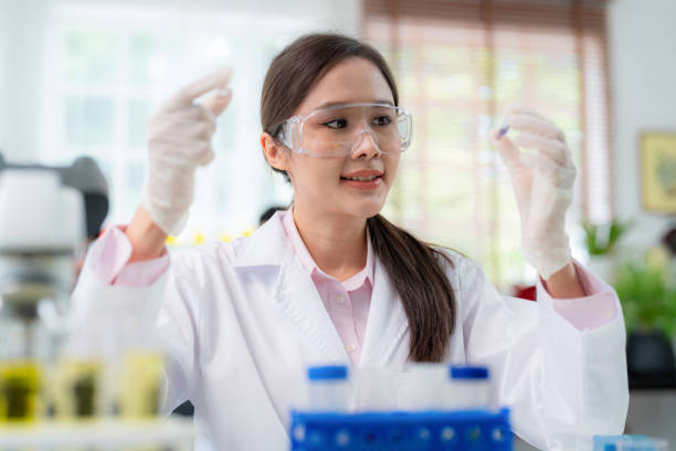 Young Asia researcher in lab coat mixing solution in eppendorf tube by shaking. Smart woman working on medicine, biotechnology in modern laboratory. Research and development in bio plant concept joven investigador de asia en solución de mezcla de batas de laboratorio en tubo de eppendorf por agitación. mujer inteligente trabajando en medicina, biotecnología en laboratorio moderno. investigación y desarrollo en concepto de bioplanta