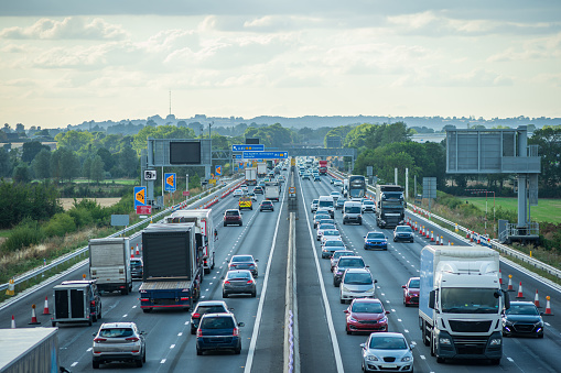 tráfico pesado en movimiento borroso en la autopista del Reino Unido en Inglaterra photo
