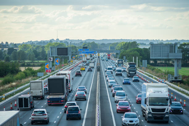 イギリスのイギリスの高速道路のぼやけた動きの交通量が多い - m1 ストックフォトと画像