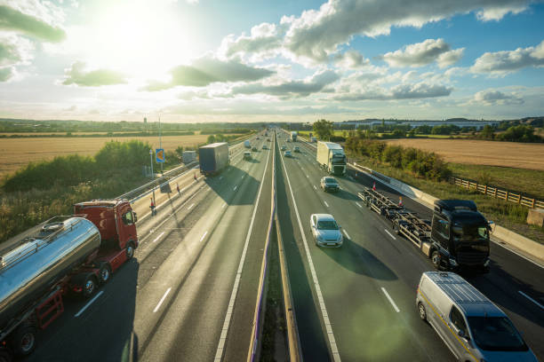 영국의 영국 고속도로에서 흐릿한 움직임의 교통 체증이 심합니다. - truck uk multiple lane highway england 뉴스 사진 이미지