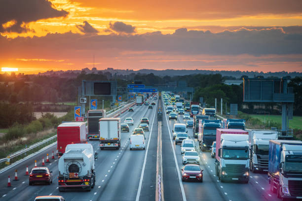 イギリスのイギリスの高速道路のぼやけた動きの交通量が多い - m1 ストックフォトと画像