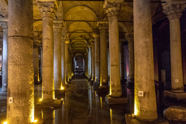 praktikant der basilika-zisterne, einer byzantinischen zisterne in istanbul, türkei, asien - istanbul yerebatan saray reflection turkey stock-fotos und bilder