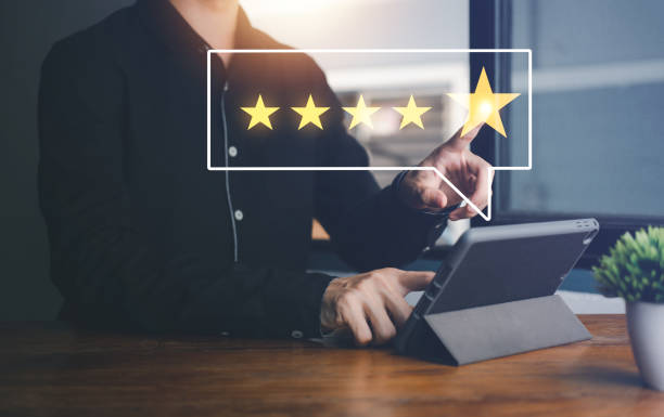 Customer reviews 5 Stars. Customer service evaluation and satisfaction. Businessman hand touch star with smartphone. Top service, ISO certification, Guarantee, Quality assurance, Standards concept. opiniones de clientes 5 estrellas. evaluación y satisfacción del servicio al cliente. hombre de negocios toque de mano estrella con teléfono inteligente. servicio superior, certificación iso, garantía, garantía de calidad, concepto de estándares.