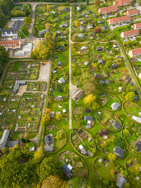 jardines redondos en dinamarca vista aérea - denmark house cottage rural scene fotografías e imágenes de stock