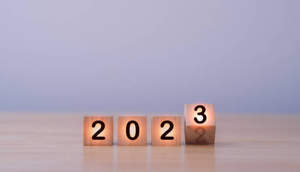 feliz ano novo 2023, celebração, fundo, objetivo, ação, plano, ideia, inspiração, conceito alvo. inverter cubos de madeira mudam de ano de 2022 para 2023. conceito de feliz natal, feliz ano novo - new years eve clock the end new years day - fotografias e filmes do acervo