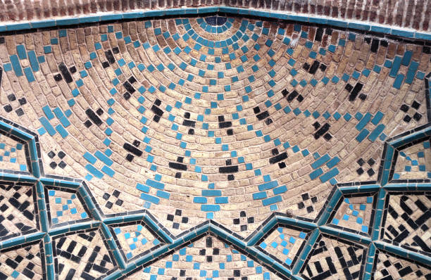 detalhe do mosaico persa tradicional no arco da mesquita de jameh, qazvin, irã - friday mosque - fotografias e filmes do acervo