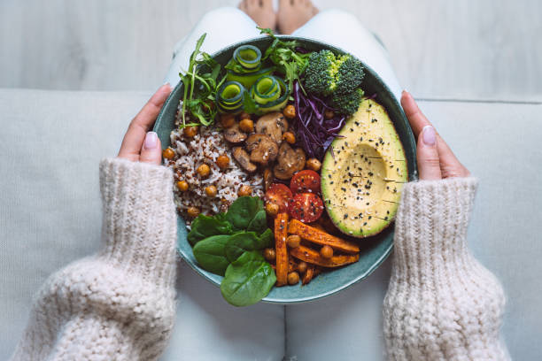 gesunde ernährung. teller mit veganem oder vegetarischem essen in frauenhänden. gesunde pflanzliche ernährung. gesundes abendessen. buddha schale mit frischem gemüse - gesunde ernährung stock-fotos und bilder