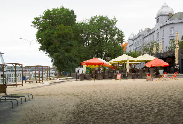 stare mesto beach public park historic district downtown bratislava cityscape autumn rainy day danúbio riverbank old bridge and snp bridge eslováquia central europe - old bridge - fotografias e filmes do acervo