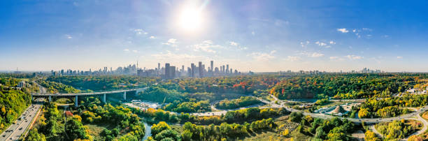 viaducto aéreo prince edward y don valley pkwy en otoño, toronto, canadá - outdoors footpath leaf toronto fotografías e imágenes de stock