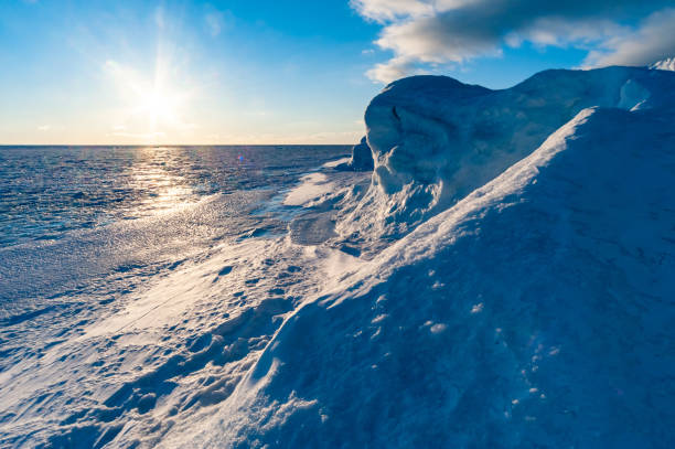 озеро гурон и залив джорджиан зимой в сумерках, тини, онтарио, канада - arctic snow ski glacier стоковые фото и изображения