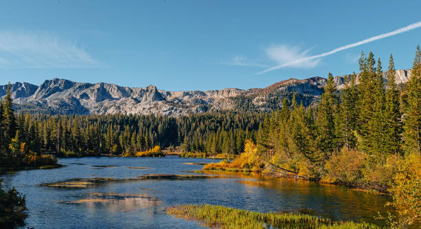 belo dia de outono no lago mamute - mammoth - fotografias e filmes do acervo