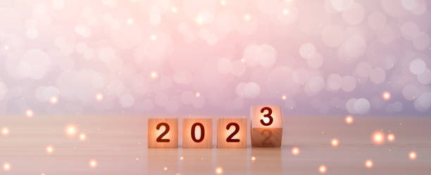 feliz ano novo 2023, celebração, fundo, objetivo, ação, plano, ideia, inspiração, conceito alvo. inverter cubos de madeira mudam de ano de 2022 para 2023. conceito de feliz natal, feliz ano novo - new years eve clock the end new years day - fotografias e filmes do acervo