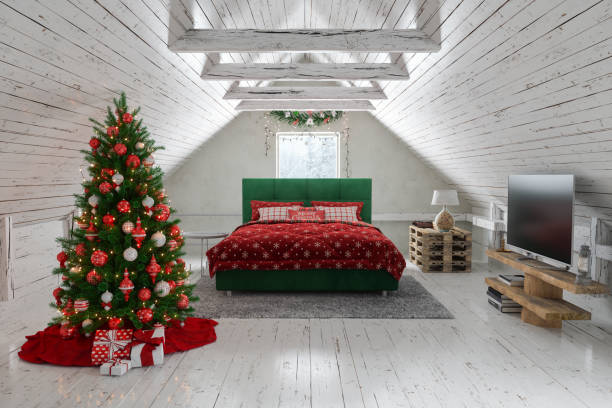деревянный интерьер крошечного дома с рождественской елкой, подарочными коробками, постельной мебелью и треугольным окном - pillow bedroom bed rural scene стоковые фото и изображения